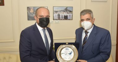 رئيس قناة السويس يلتقى سفير الأردن بالقاهرة لبحث سبل التعاون المشترك