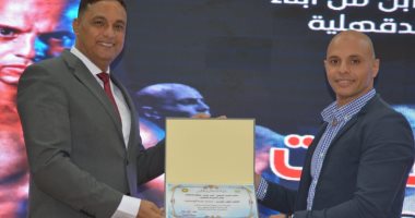 محافظ الدقهلية يكرم العقيد محمد أبو ستيت بطل العالم فى الكيك بوكسينج.. صور