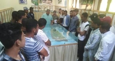 الحديقة النباتية بأسوان تستقبل طلاب كلية الزراعة فى جولة تعليمية.. صور