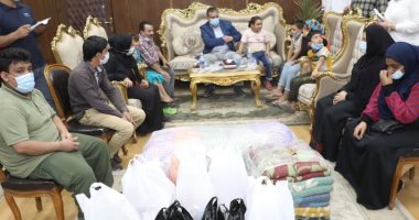 محافظ المنوفية يقدم مساعدات لأسرة سورية.. ويؤكد: أنتم فى بلدكم الثانى