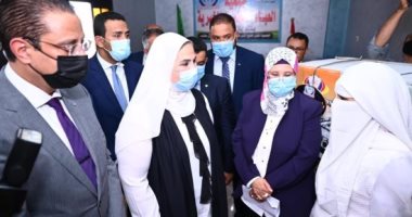 وزيرة التضامن ومحافظ الفيوم يتفقدان إحدى عيادات "2 كفاية".. صور 