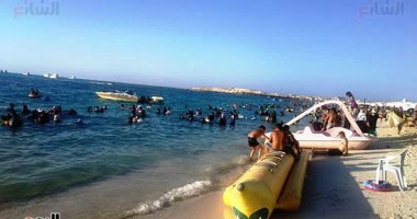 إقبال كبير من المصطافين على شواطئ مطروح مع نهاية المصيف.. فيديو وصور