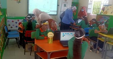 وزيرة التضامن ومحافظ الفيوم يتفقدان إحدى مدارس التعليم المجتمعى.. صور