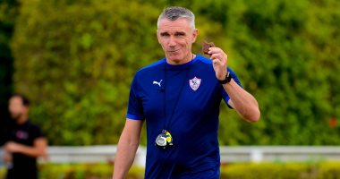 لاعبو الزمالك يحتفلون بتجديد كارتيرون بـ"الكيك" ووصلة هزار بين بن شرقى وجمعة.. صور