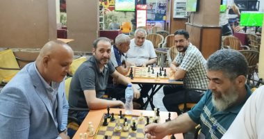 الجائزة "لحاف فايبر".. حكاية بطولة الشطرنج على القهاوى البلدى فى المنوفية (فيديو)