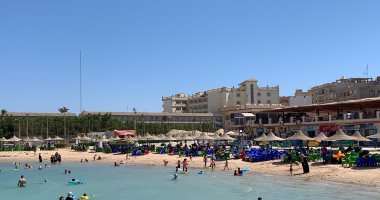 شواطئ الغردقة تودع الصيف وأجواء خريفية وإقبال ضعيف من الزوار.. فيديو وصور