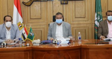 محافظ المنوفية يناقش رصف طرق منتهية المرافق بأشمون والشهداء ضمن "حياة كريمة"
