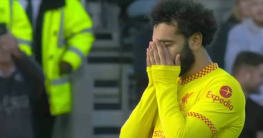 مدافع برينتفورد ينقذ هدفا محققا لـ محمد صلاح فى الدقيقة 7.. فيديو