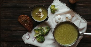 طريقة عمل شوربة القرنبيط في خطوات سهلة 
