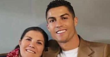 والدة كريستيانو رونالدو تدعمه قبل مواجهة مانشستر يونايتد وأستون فيلا