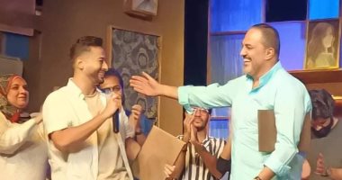 حمادة هلال يحتفل بعيد ميلاد خالد سرحان في معهد الفنون المسرحية 