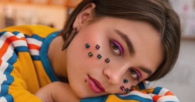 4 خطوات لإظهار جمال عينيك.. رسم الحواجب والكونسيلر الأهم 