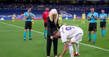 لقطة إنسانية.. كريم بنزيما يساعد بطلة ألعاب بارالمبية لارتداء حذائها.. فيديو