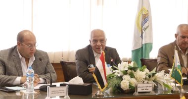 محافظ الجيزة يوجه بسرعة إدخال المرافق للمدارس الجديدة قبل بدء العام الدراسى