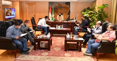 محافظ الفيوم يتابع رصف ورفع كفاءة الطرق المدرجة ضمن مبادرة "حياة كريمة"