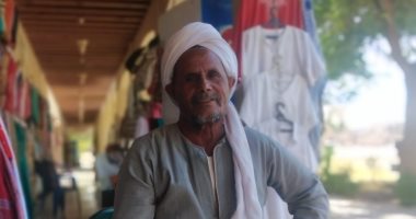 "مش معاه شهادة وبيعرف 6 لغات".. عم حسن 50 سنة فى السياحة والتعامل مع كل الجنسيات