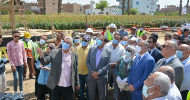 محافظ سوهاج يتابع سير العمل بمشروعات حياة كريمة بقرى المراغة.. صور