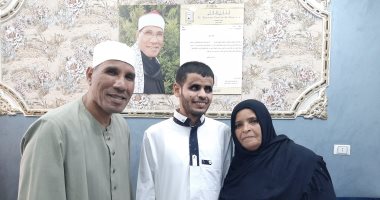 موهبة صاعدة فى سماء الإنشاد الدينى.. "إسلام" فقد بصره وعوضه الله بجمال الصوت.. مثله الأعلى الشيخ النقشبندى وحلمه الالتحاق بإذاعة القرآن الكريم.. الشيخ الطاروطى: موهبته تستحق الدعم والإشادة.. صور