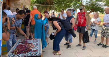توزيع مشغولات نوبية على السائحين بمعبد أبوسمبل فى يوم السياحة العالمى.. صور