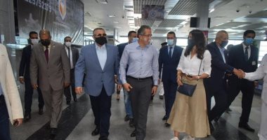 محافظ البحر الأحمر يستقبل وزير السياحة بمطار الغردقة الدولى
