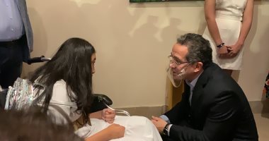 وزير السياحة ومحافظ البحر الأحمر يفتتحان معرض الفن التشكيلى بالغردقة.. صور