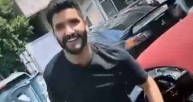 صالح جمعة يلتقى كهربا "بالعكازين" بعد فك الجبس.. والفولت: وحشتنى "فيديو"