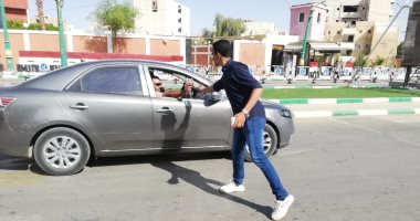 توزيع هدايا وملصقات على المارة بمناسبة اليوم العالمى للسياحة بالوادى الجديد.. صور