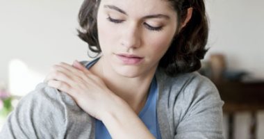 حارب الالتهابات في جسمك بطرق طبيعية من مطبخك.. أبرزها شرب الكركدية