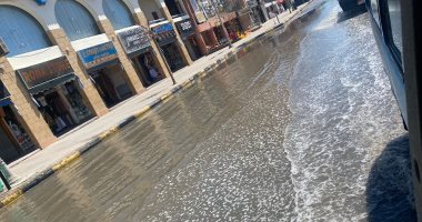 كسر خط مياه بشارع الشيرتون بالغردقة يتسبب فى غرق الشارع 