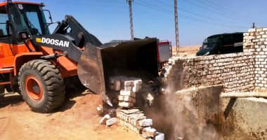المحافظون ينفذون تعليمات الرئيس.. شن حملات لإزالة التعديات على أراضى الرى والزراعة.. إزالة 427 حالة على أملاك الدولة وأراض زراعية.. وتنفيذ 16 قرار إزالة بزمام حماية النيل ببنى سويف.. وإزالة 503 حالات بكفر الشيخ