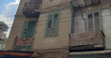 إخلاء عقار يشكل خطورة داهمة بنطاق حى غرب المنصورة.. صور