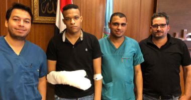 تفاصيل 6 ساعات رعب عاشها شاب دخلت يده مفرمة لحوم.. أطباء طوارئ جامعة طنطا نجحوا بالاشتراك مع الدفاع المدني فى إخراج اليد من المفرمة.. وأعادوا الأوتار والأوردة لطبيعتها.. فيديو وصور