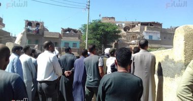 المعلم الذى أبكى الجميع.. تلاميذ مدرس بسوهاج يشيعون جنازته بالدموع ردا للجميل.. صور
