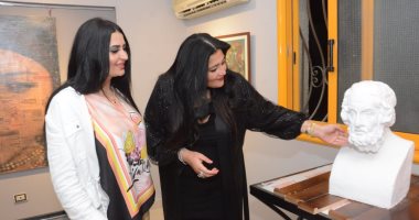 شاليمار شربتلى تبدى إعجابها ببعض الأعمال الفنية فى معرض أجيال