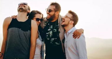 5 علامات هتقولك إنك بتحاول ترضى الناس أكثر من اللازم ومحتاج وقفة