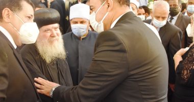 محافظ أسوان يشارك فى قداس وصلاة الجنازة على الأنبا هدرا.. صور