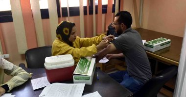 تطعيم العاملين بشركة مياه سوهاج بلقاح فيروس كورونا.. صور