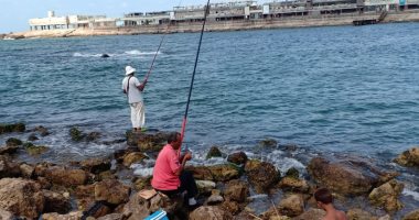 الحياة الطبيعية تنتصر.. صيد سمك وسباحة واستجمام أسفل حريق جليم بالإسكندرية.. فيديو
