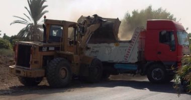 رفع 200 طن تراكمات وأتربة بإدفو وإزالة 66 حالة إشغال خلال حملة بأسوان