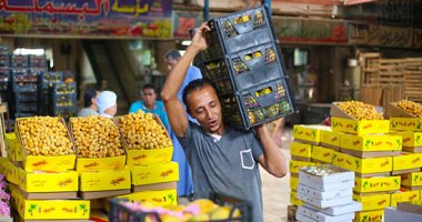 مانجا وتفاح وبلح وخضروات كمان.. محاصيل الخريف تنعش سوق العبور