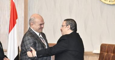 رئيس جامعة قناة السويس يكرم الدكتور أسامة عنتر عميد الطب السابق