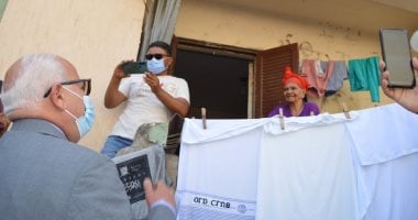 محافظ بورسعيد يستجيب لسيدة مُسنة بسداد متأخرات إيجار مسكنها ..صور