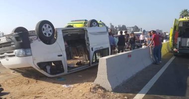 إصابة 16 شخصا فى انقلاب سيارة ميكروباص على طريق جمصة الدولى.. صور