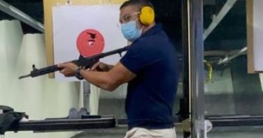 قناص درجة أولى.. آسر ياسين يتدرب على الرماية ويصيب الهدف بمهارة عالية
