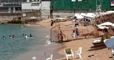 إقبال المصطافين على شاطئ جليم بالإسكندرية رغم حريق المطعم الهائل بالمنطقة.. صور