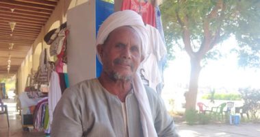 مش معاه شهادة وبيعرف 6 لغات.. عم حسن 50 سنة فى السياحة والتعامل مع جنسيات العالم.. بدأ العمل والاختلاط بالأجانب منذ صغره.. يبيع بمعبد دندرة لضيوف 6 بلدان ولم يلتحق بمدارس.. ويؤكد: أعشق المجال واحترم الزائرين