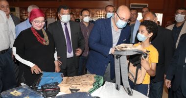 محافظ بنى سويف يسلم المستلزمات المدرسية لـ2000 من أبناء الأسر الأولى بالرعاية.. صور