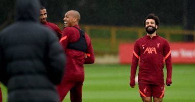 ابتسامة وتركيز محمد صلاح يتصدران مران ليفربول استعدادا لـ مانشستر سيتي.. صور