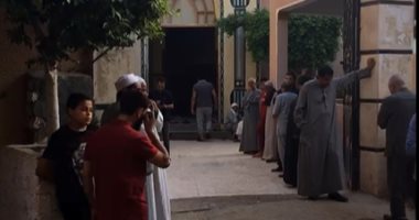 أهالى أسيوط ينتظرون جثمان الطفلة منة الله ضحية حادث الدهس لأداء صلاة الجنازة.. لايف