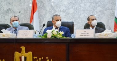 محافظ سوهاج يستعرض الموقف التنفيذى لمشروعات برنامج التنمية المحلية